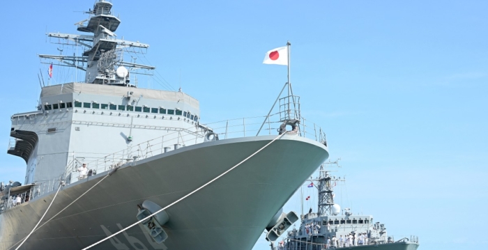 日舰首次停泊柬埔寨海军基地港口 释何信号