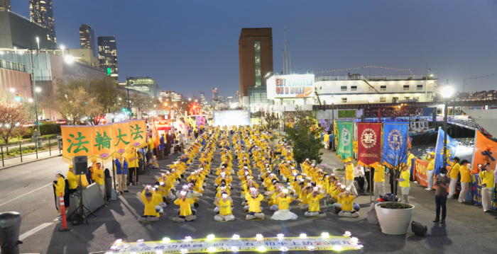 组图：纪念四二五26周年 纽约法轮功烛光夜悼