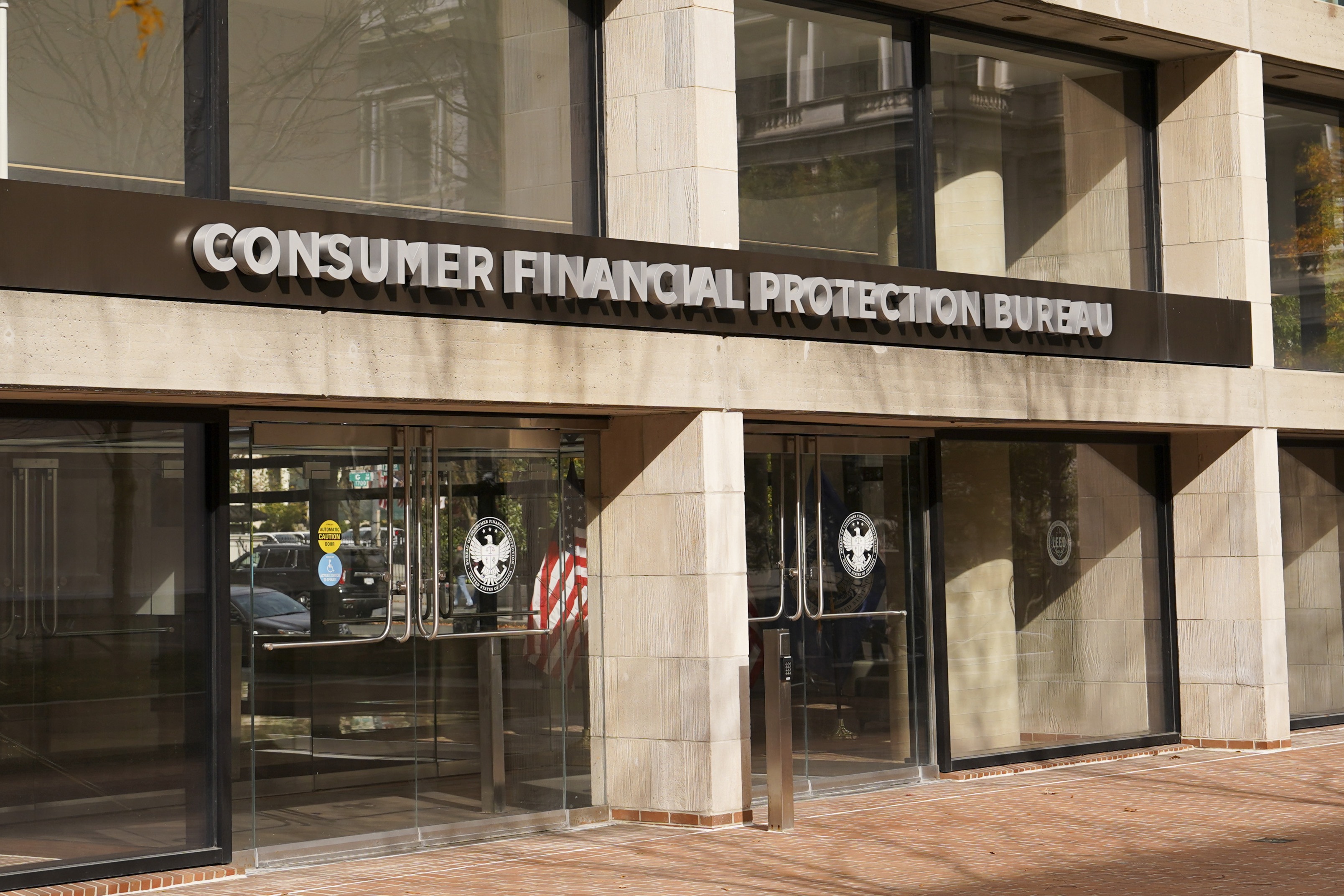 美法官暂停消费者金融保护局裁员计划| 暂时阻止| CFPB | 大纪元