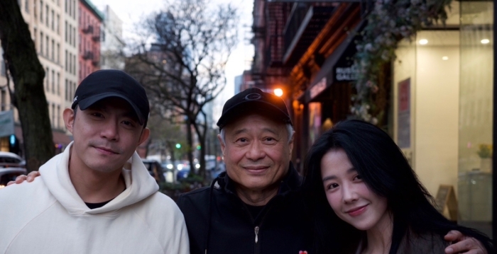 邵雨薇、王柏杰纽约拍戏 李安探班慰劳开心合影