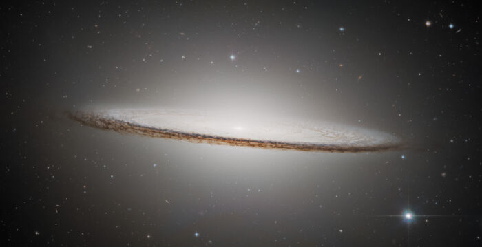 庆哈勃望远镜运行35年 草帽星系新视角图曝光