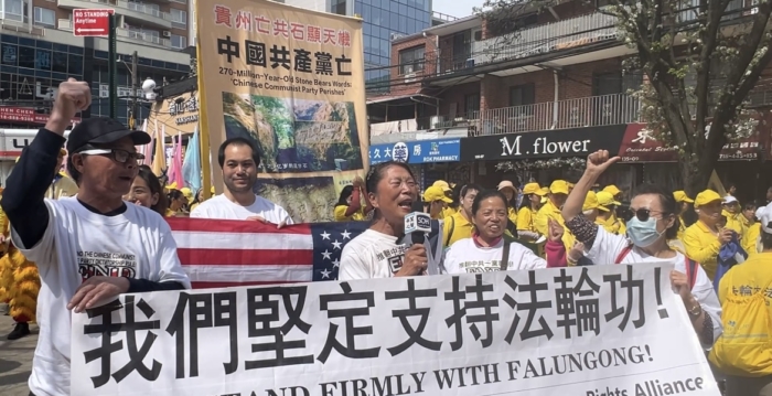 华人手举“坚定支持法轮功” 参加游行