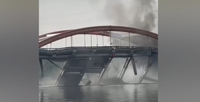 北京潮白河大桥起火 部分坍塌