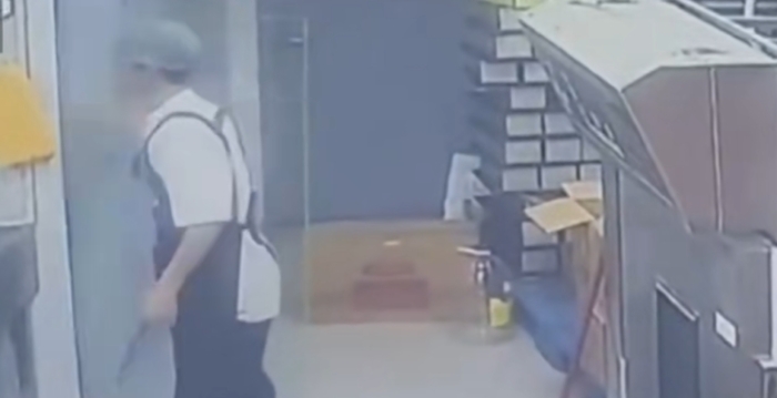 疑遭同事故意关在冷库 女生报警反遭训斥