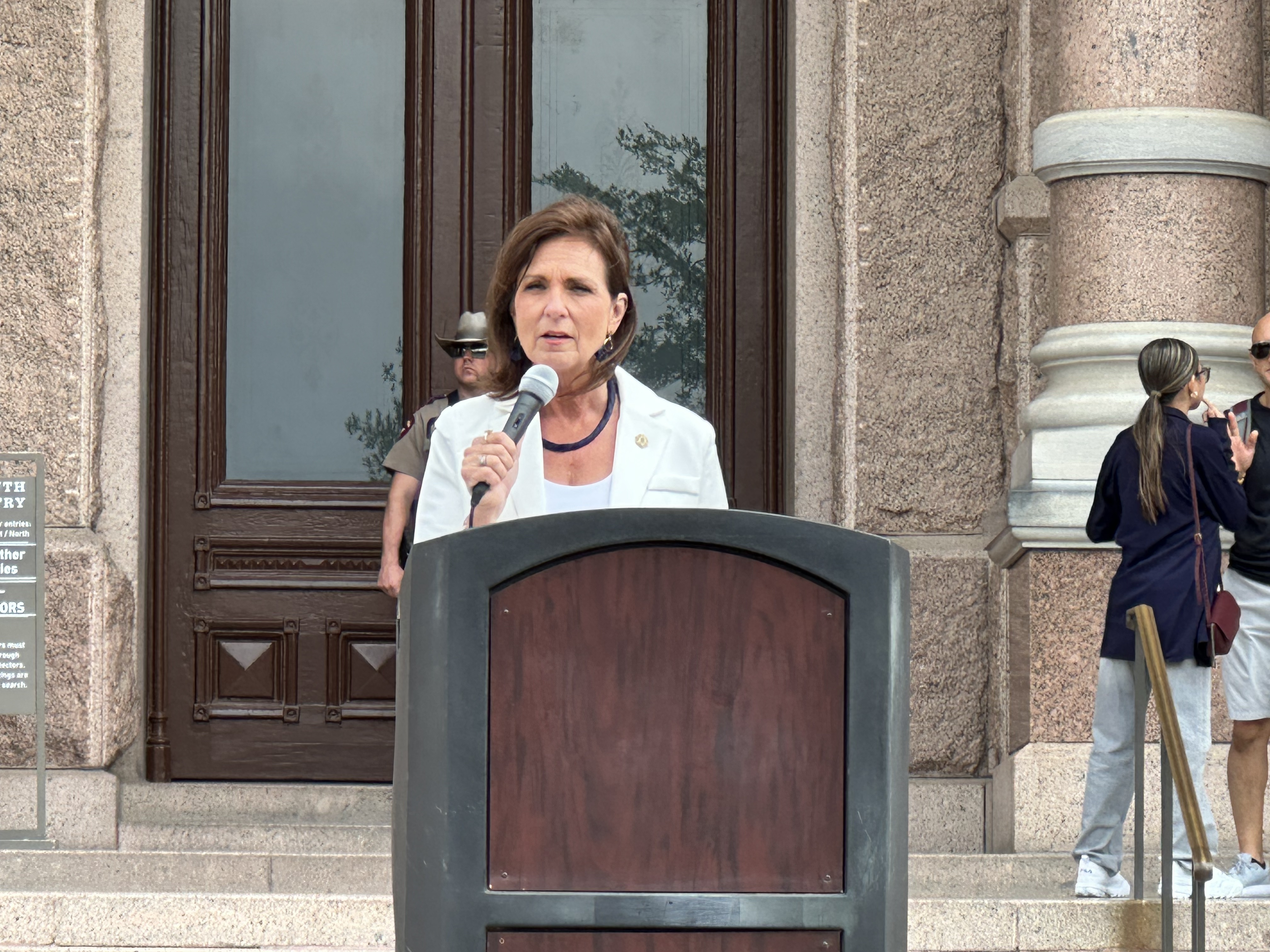 德州纪念4.25 州议员敬佩法轮功坚韧与勇气| 奥斯汀| 首府奥斯汀| 德州首府奥斯汀市| 大纪元, image size:4032x3024