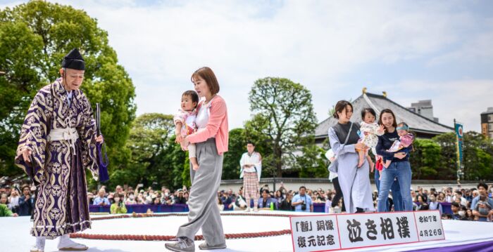组图：为健康祈福 日本举办婴儿啼哭大赛