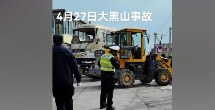 大连景区摆渡车撞上电动门 游客讲述惊险瞬间