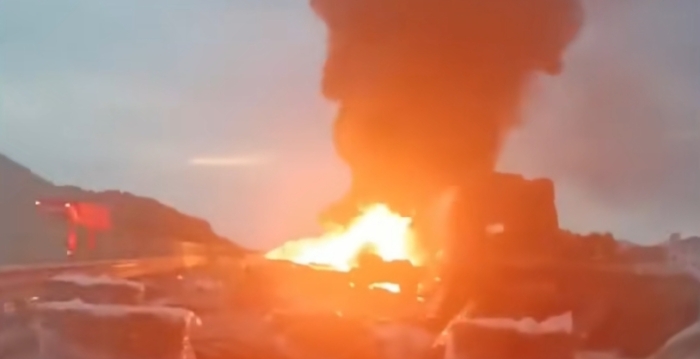 浙江高速发生货车追尾引起爆燃 传有人受困