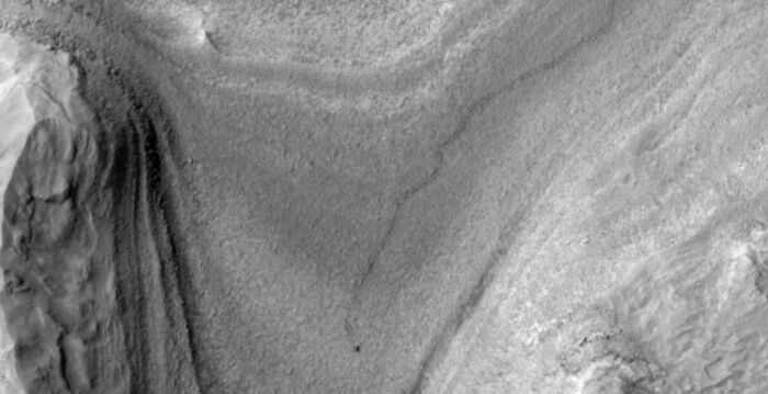 NASA卫星首次拍到好奇号探测车在火星上行进