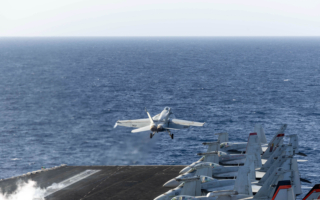 从杜鲁门号航母侧翻 F/A-18E战机坠入红海