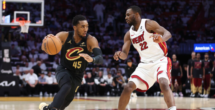 NBA季后赛：骑士横扫热火晋级 刷新多项纪录