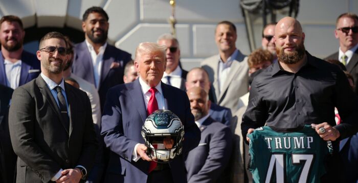 组图:川普在白宫迎接超级碗冠军老鹰队