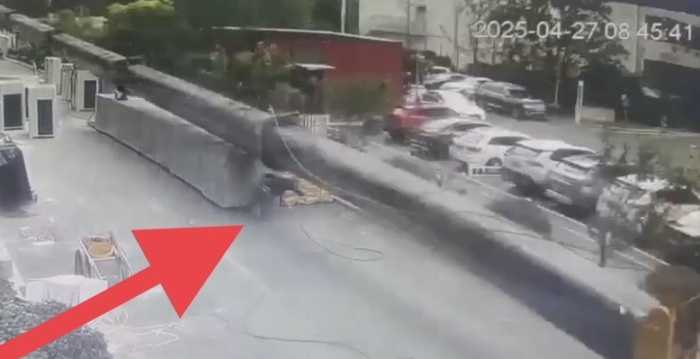 江苏数十米长吊臂倾倒 男子惊险急闪画面曝光