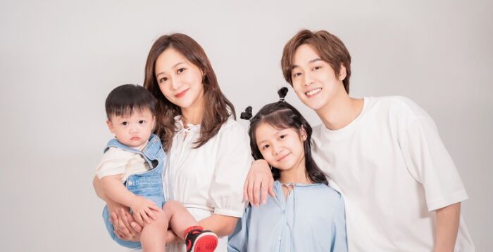 “那对夫妻”帮11岁女儿推单曲 收录儿子口头禅