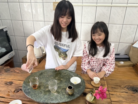 黃國瑄說:「這些在霧林中生長的山茶,葉大厚實、富含果膠質,泡出來的茶溫潤而有層次。」