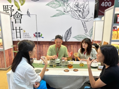 黃國瑄帶著拙璞山茶參加六龜山茶評鑑比賽,屢獲紅茶、白茶、青茶的製茶技術與滋味獎。