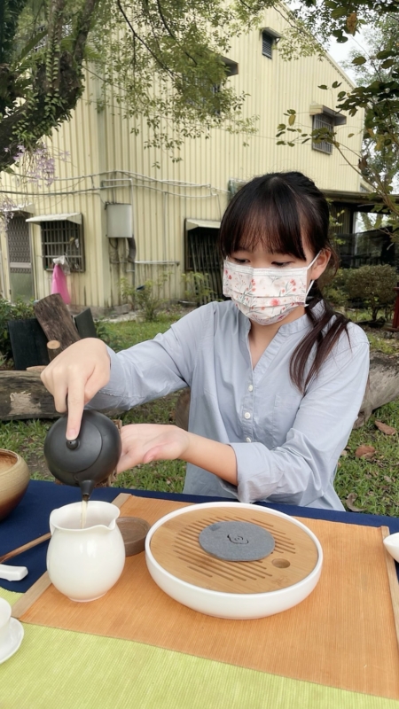 女兒細細沖泡父親手作的山茶,湯色清澈淡黃,香氣雅緻甘甜。