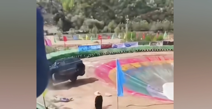 山西特技场越野车撞向观众 1人死亡