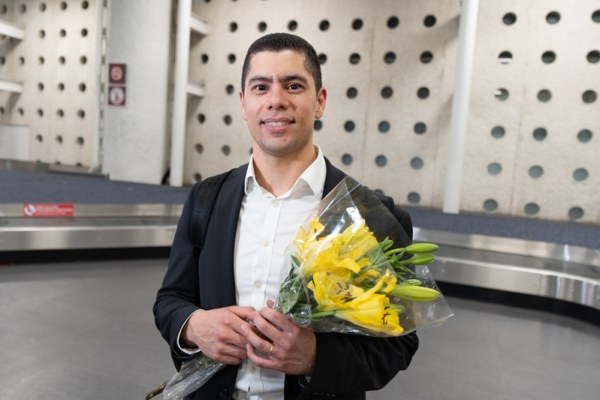 Shen Yun Performing Arts llegó al Aeropuerto Internacional de México, la noche del 29 de abril de 2025. Se entrevistó al músico de Shen Yun, Gustavo Jesús Briceño. (Yang Jie/The Epoch Times)