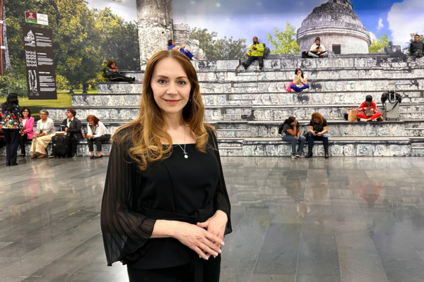 Shen Yun Performing Arts llegó al Aeropuerto Internacional de México y fue recibido por fans entusiastas. Ilona Ilea, representante de la organización local de Shen Yun, dijo que era un gran honor para Shen Yun venir a México por décima ocasión, la noche del 29 de abril de 2025. (Yang Jie/The Epoch Times)