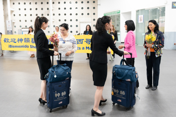 Shen Yun Performing Arts llegó al Aeropuerto Internacional de México y fue recibido por fans entusiastas, la noche del 29 de abril de 2025. (Yang Jie/The Epoch Times)