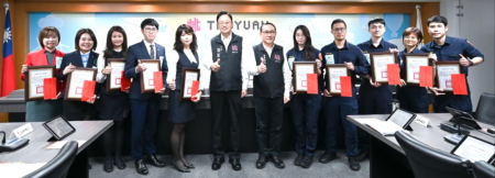 張善政表揚15位有功人員大合照。