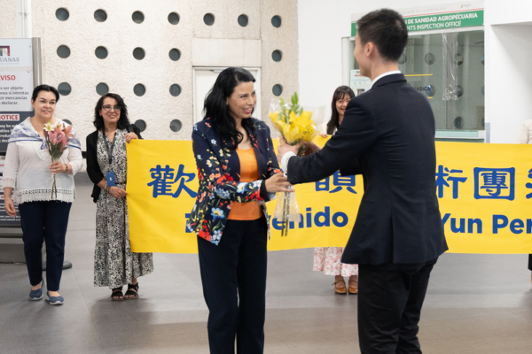 Shen Yun Performing Arts llegó al Aeropuerto Internacional de México y fue recibido por fans entusiastas, la noche del 29 de abril de 2025. (Yang Jie/The Epoch Times)