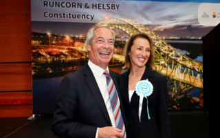 英国改革党支持率飙升 赢市长职位和国会席位