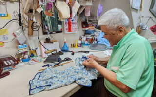 郑道莹针线剪刀在手 环肥燕瘦秀旗袍曲线美