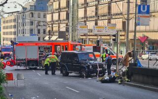 德国南部发生汽车冲进人行道 造成1死7伤