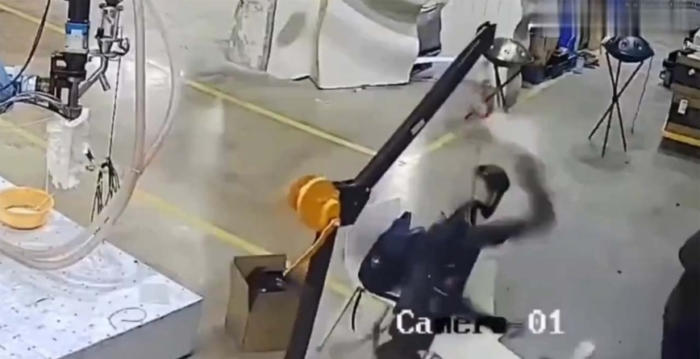 会突然发狂打人 宇树人形机器人租金大跌