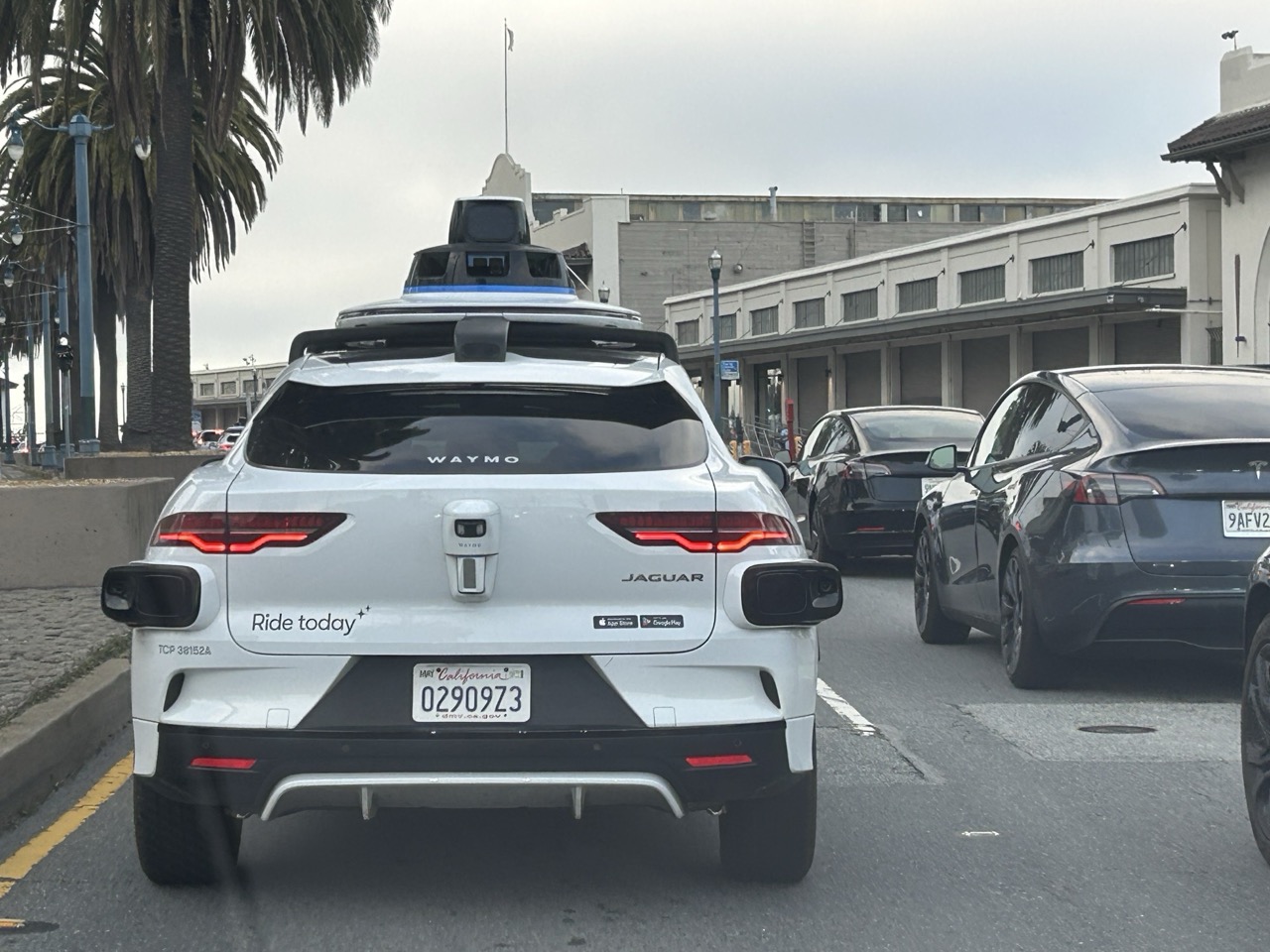 山洪预警下Waymo暂停旧金山自驾出租车服务| 圣诞节| 自驾车| 无人驾驶| 大紀元