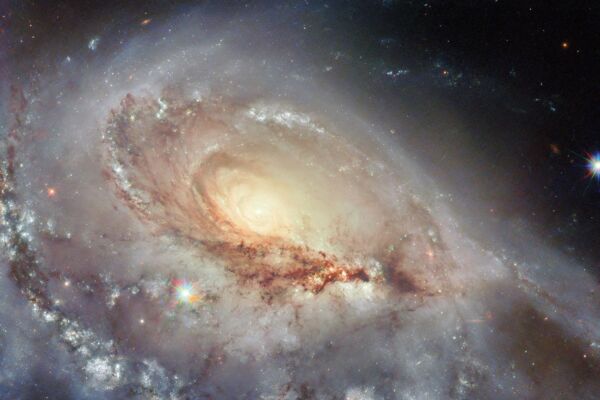 NASA公布特殊星系新圖 非螺旋或橢圓星系
