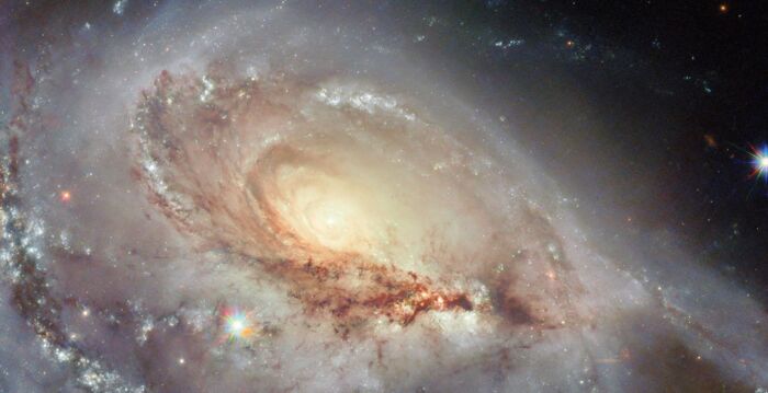 NASA公布特殊星系新图 非螺旋或椭圆星系