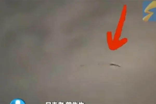 西安夜空惊现3条“游龙”上各大平台热搜