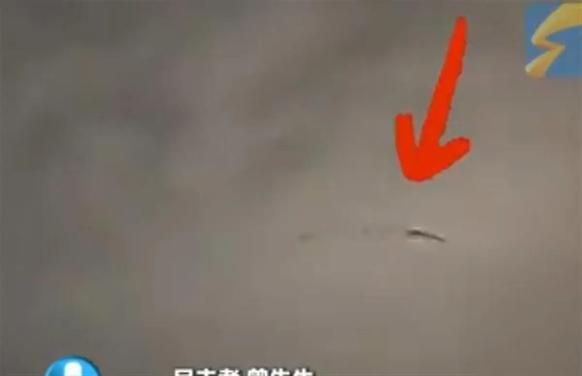 「西安夜空驚現三條遊龍」上各大平台熱搜