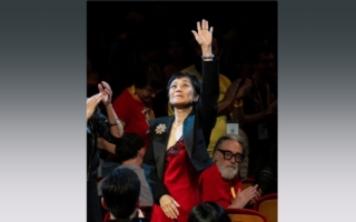 张艾嘉获远东影展终身成就奖 徐克梁家辉献拥抱