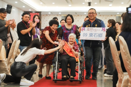嘉義縣政府4日舉辦「嘉妳幸福久久－模範母親表揚活動」，縣長翁章梁親自向22位來自嘉義縣各地的模範母親獻上最高敬意。