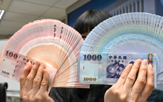 新台币狂飙 民众抢换汇 多家网银App塞车无法登入