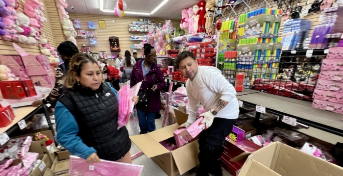 145%关税撑不住 纽约中国货批发城停进货