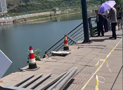 四川达州汽车撞断大桥护栏坠河 1人死亡 