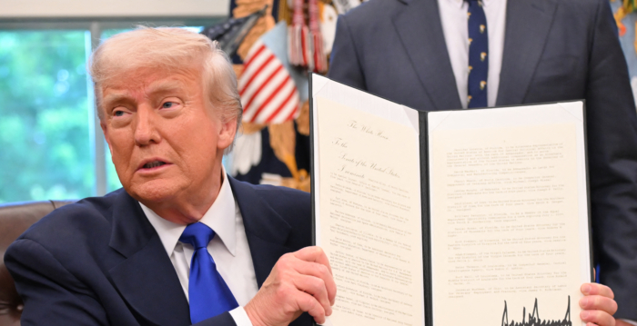 川普签令推动药品制造回流 强化国家安全