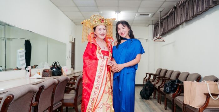 金8点、丁8点同台 丁当先向“一代女皇”请安