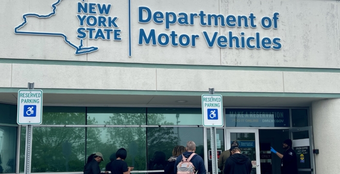 无中国护照只有工卡 新移民可否办理真实身份证？