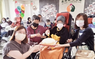 花語寄情歌聲傳愛 長青園護理之家母親節溫情洋溢