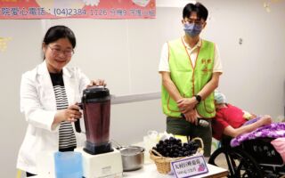 創世義賣大村葡萄 營養師示範連皮帶籽榨更營養