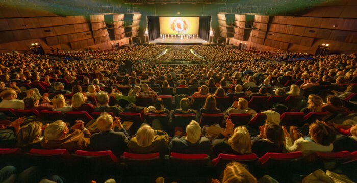 千百度：法国出现神韵抢票潮说明什么？