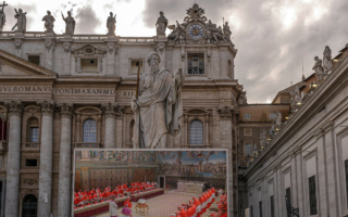 西斯廷教堂飄黑煙 首輪投票未選出新教宗