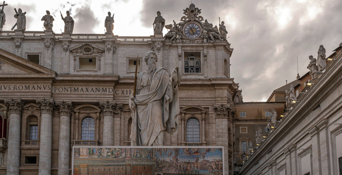 西斯廷教堂飘黑烟 首轮投票未选出新教宗