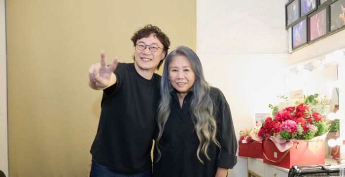 70岁音乐人陈小霞开唱 陈奕迅惊喜现身求签名